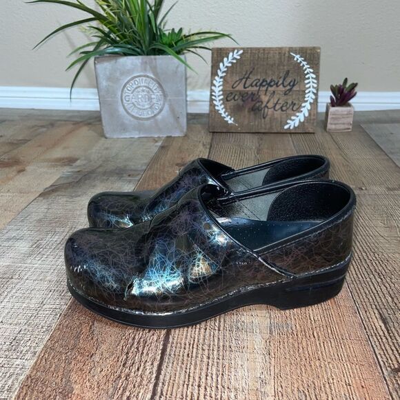 Dansko Shoes - dansko nursing clogs *damaged*